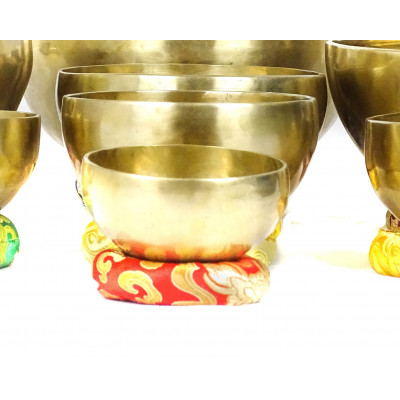 Small vedic set of 7 tibetan singing bowls on 4th octave from 262 Hz to 494 hz