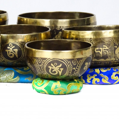 Small set of seven carved singing bowls of 4th octave from 262 hertz to 494 hertz via 440 hertz