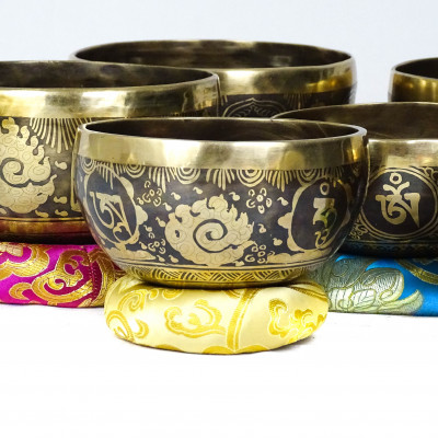 Small set of seven carved singing bowls of 4th octave from 262 hertz to 494 hertz via 440 hertz