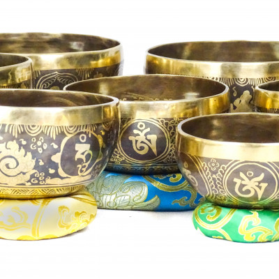 Small set of seven carved singing bowls of 4th octave from 262 hertz to 494 hertz via 440 hertz