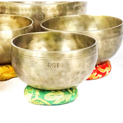 पूर्णिमाको गायन बाउलको सेट किन्नुहोस्: सन्त रत्न शाक्य बाउलहरू