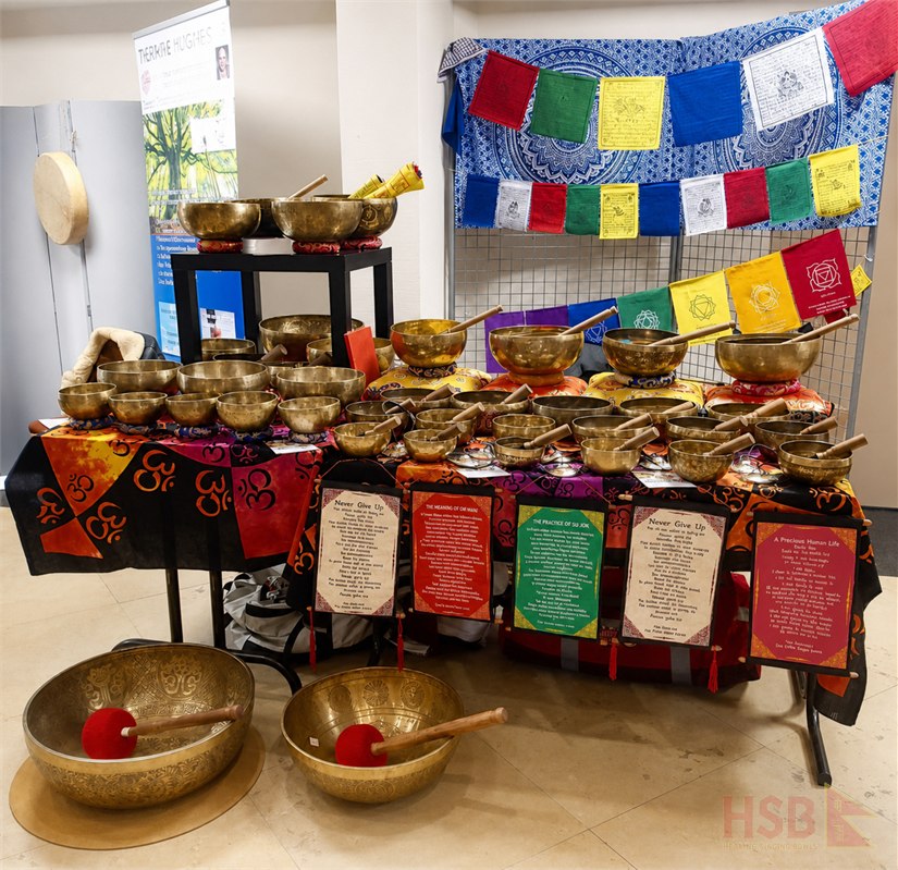 Different singing bowl sizes and forms displayed at an HSB retail partner
