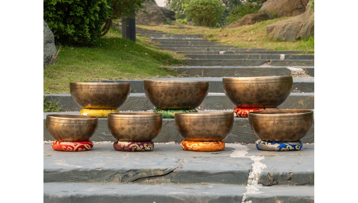 チャクラ瞑想と音響療法の7つのチベットシンギングボウルセットガイド