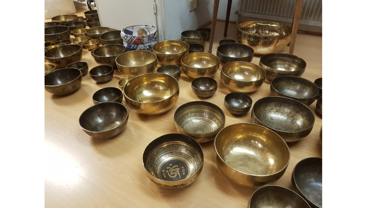 ขนาด ความหนา และรูปทรงเปลี่ยนเสียงของชามร้องเพลง (Singing Bowl) ได้อย่างไร