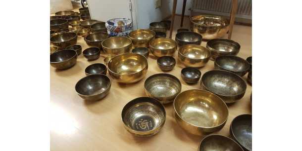 ขนาด ความหนา และรูปทรงเปลี่ยนเสียงของชามร้องเพลง (Singing Bowl) ได้อย่างไร